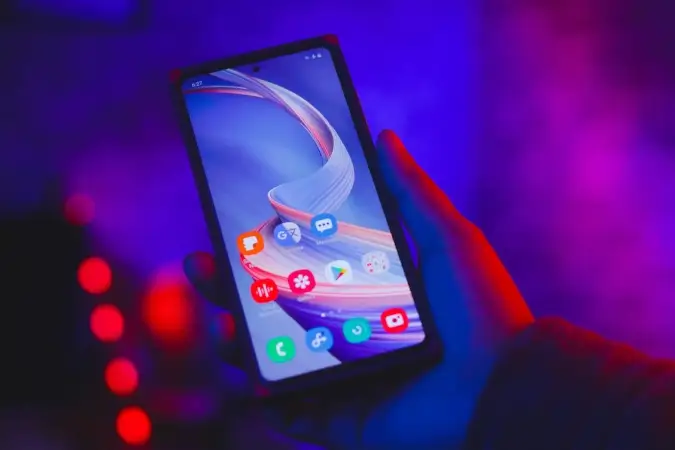 Rozmyte litery w kolorach logo Google symbolizują działania, które agencja marketingowa prowadzi w zakresie usługi wizytówka Google i jej pozycjonowanie.