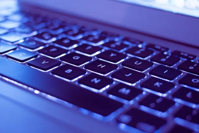 Klawiatura laptopa symbolizująca działania online, takie jak pozycjonowanie stron w Google, które oferuje agencja marketingowa Studio7P.