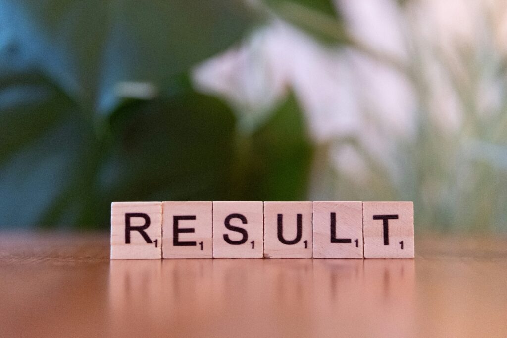 Napis RESULT symbolizujący optymalizacja kampanii Meta Ads i poprawę wyników reklamowych