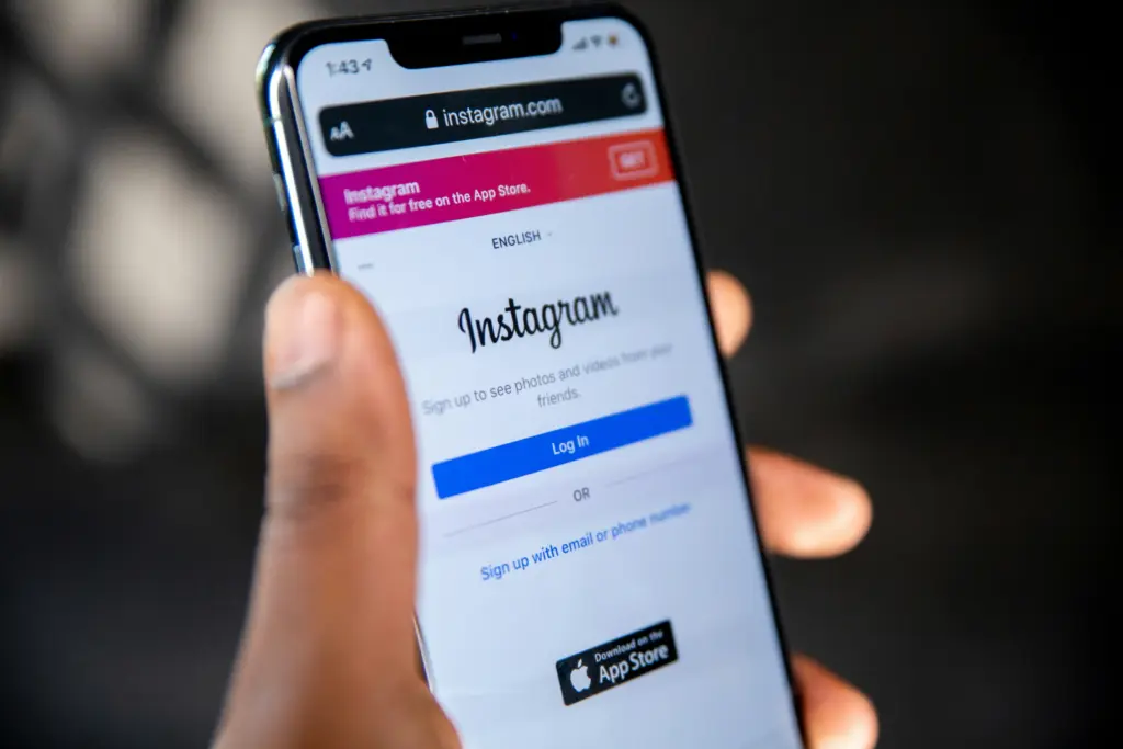 Instagram na ekranie smartfona – rozwój firmowego Instagrama