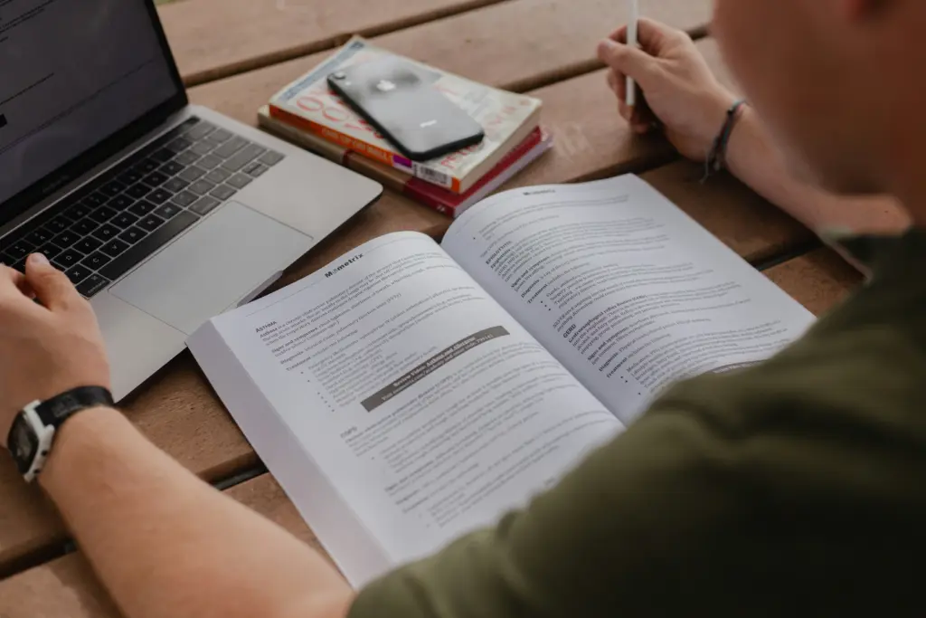 Przygotowywanie materiałów i researchu do tworzenia treści edukacyjnych