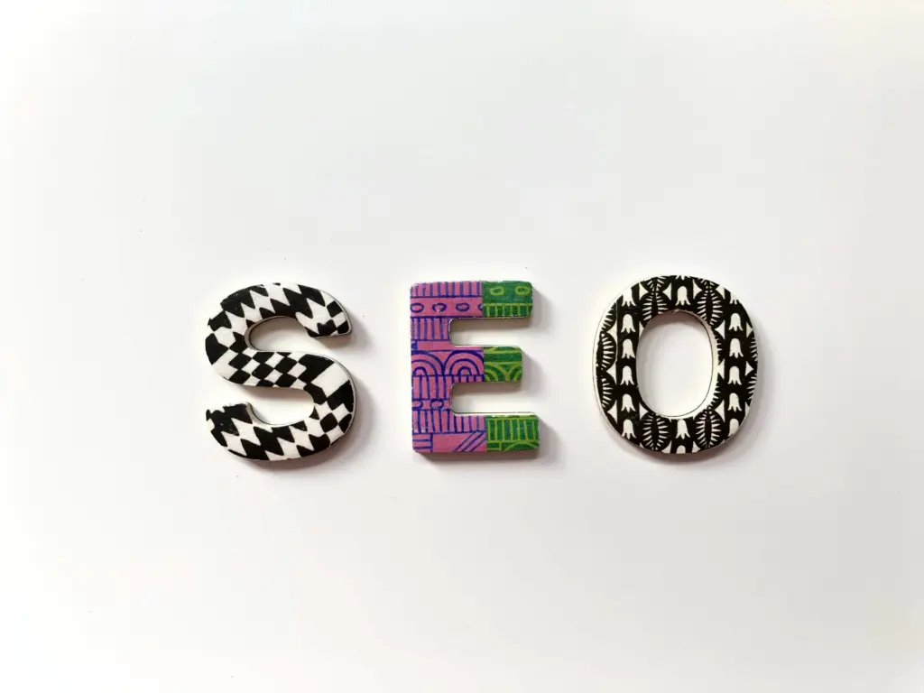 Grafika z napisem SEO nawiązująca do analizy content gap w SEO