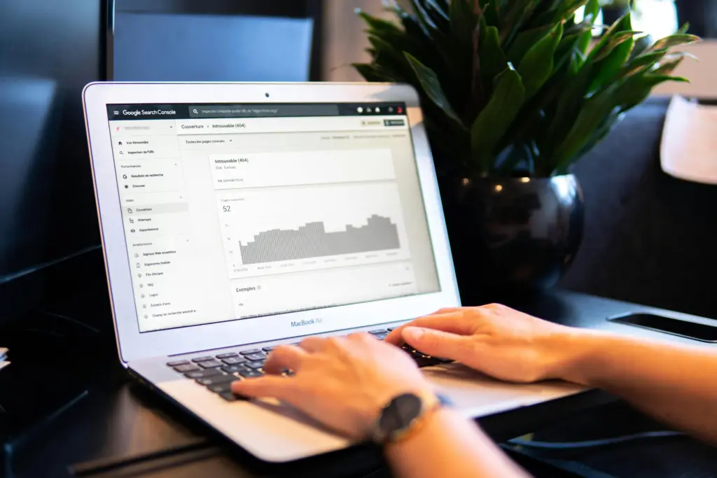Analiza danych w Google Search Console podczas wyszukiwania content gap w SEO