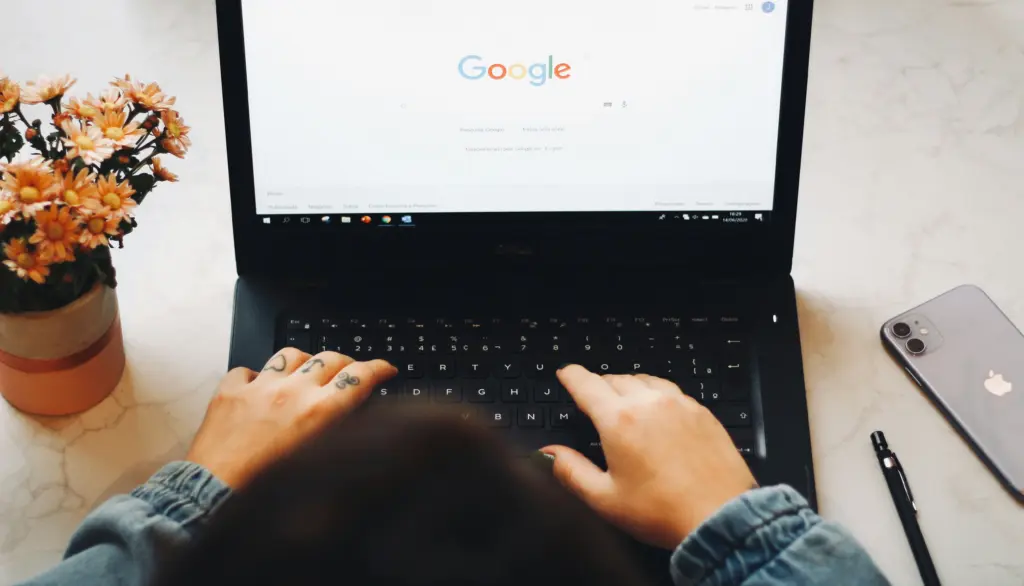 Osoba korzystająca z wyszukiwarki Google na laptopie podczas pracy z Google Ads