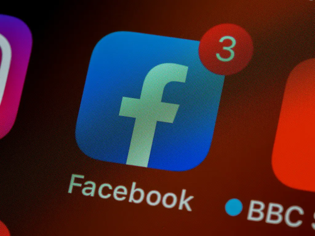 Ikona Facebooka na ekranie smartfona – prowadzenie Facebooka firmowego