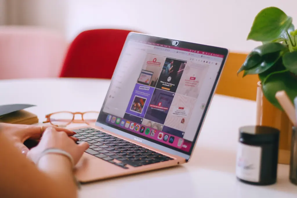 Przygotowanie różnych formatów kreacji reklamowych w Meta Ads na laptopie