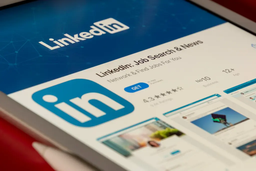 plikacja LinkedIn wykorzystywana w komunikacji B2B i budowaniu zaufania do marki