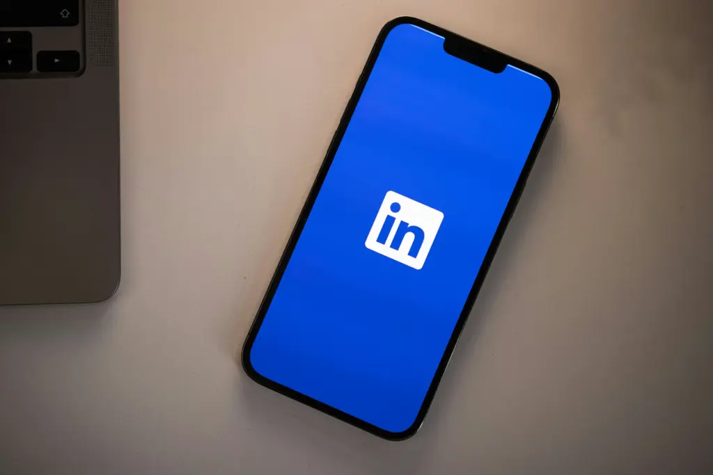 LinkedIn w B2B na ekranie smartfona jako narzędzie budowania zaufania przed sprzedażą