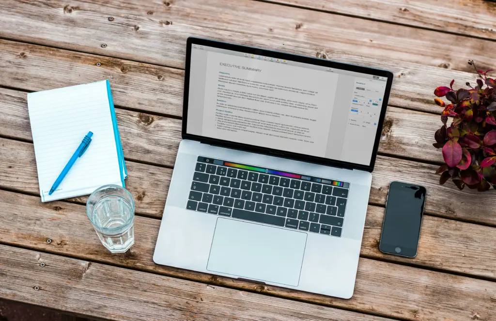 Laptop z otwartym dokumentem podczas audytu treści SEO i analizy tekstów na stronie