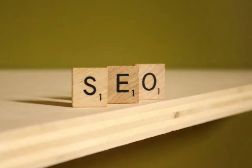 Klocki z napisem SEO symbolizujące optymalizację stron usługowych pod intencję użytkownika